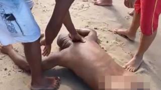 Акула разкъса мъж, влязъл да се облекчи в океана СНИМКИ 18+