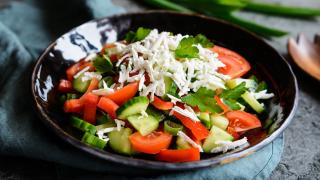 Мъка в Родопите: Ученички сервират за по 30 лева – салата има, вилици - не!