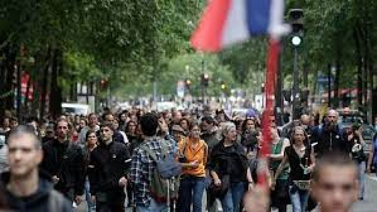 Хиляди на протест срещу здравните сертификати в Париж