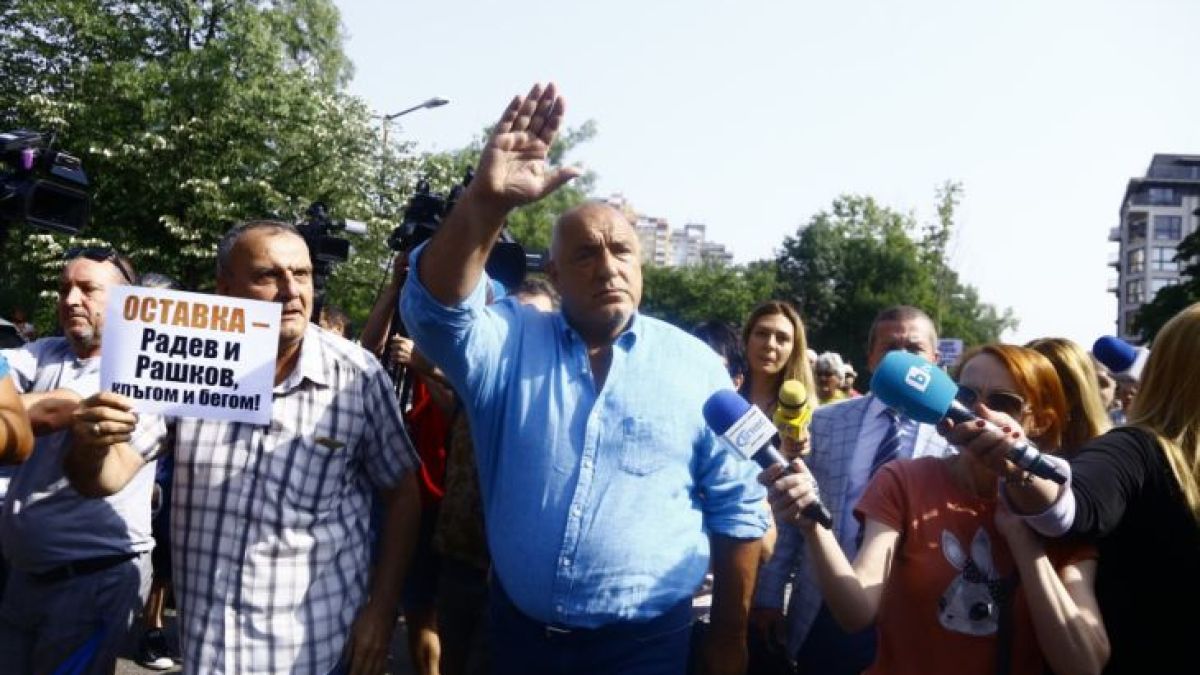 Зрелищно посрещане на Борисов преди разпита в полицията ВИДЕО