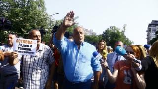 Зрелищно посрещане на Борисов преди разпита в полицията ВИДЕО