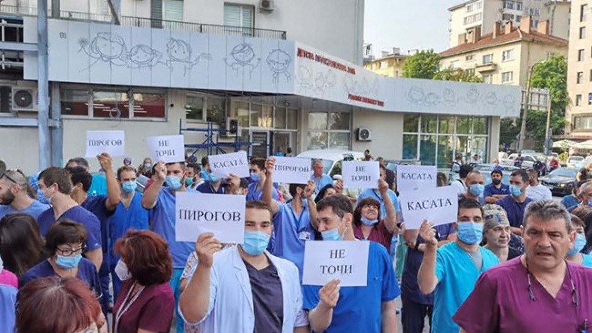 Огромен скандал! Без конкурси служебният кабинет извърши рокадите на "Пирогов" и МВР болница!