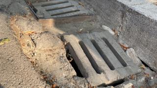 Яма и опасна шахта трошат автомобили, в община "Оборище" се готвят за купон