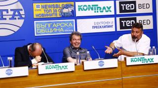 Журналист: Хората се спасяват от вируса, а ДБ и Тошко изчегъртват