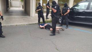 Откачен размахва нож и крещи на френски по плажа на Бургас