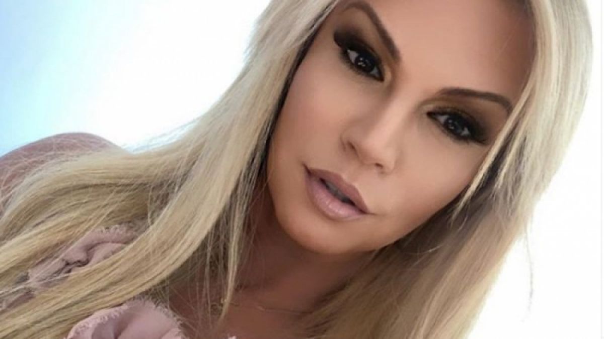 Жената на Крум Савов прикова вниманието със секси КАДРИ 18+ край басейна