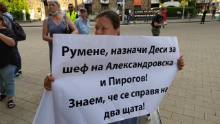 Под прозорците на Радев ври и кипи: Оставка за Кацаров, няма място в здравеопазването СНИМКИ
