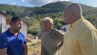 Борисов отиде в съсипано от невиждана стихия село и даде 100 хиляди лева на... ВИДЕО