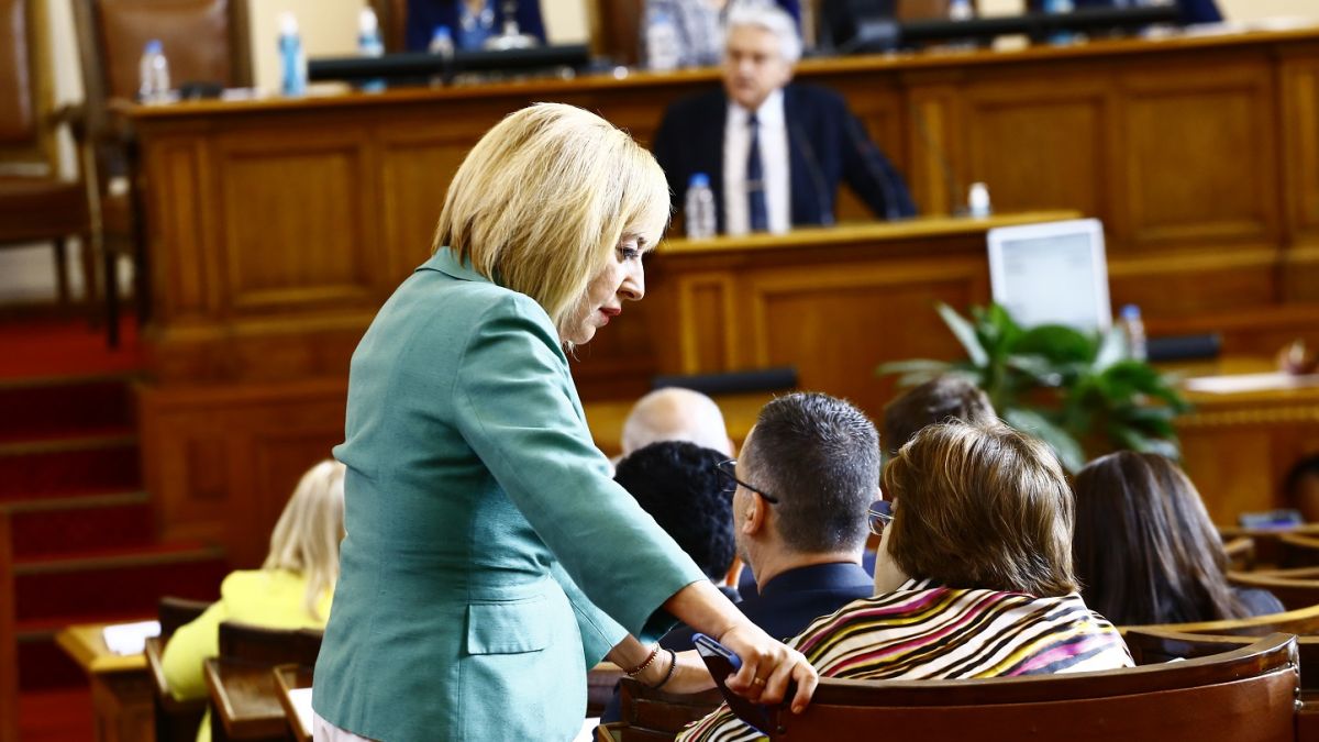 Манолова иска изслушване на КЕВР в НС