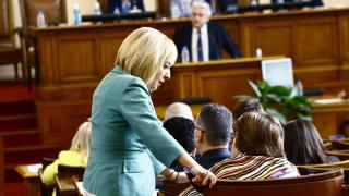 Манолова иска изслушване на КЕВР в НС