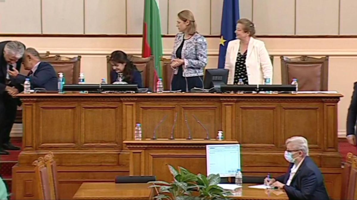 Целувка на Рашков и ген. Атанасов от ДБ в НС взриви мрежата СНИМКА