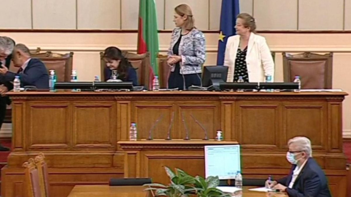 Прегърнати са комунистически следовател и комунистически прокурор, а тя вече не е "червена кукувица" СНИМКА