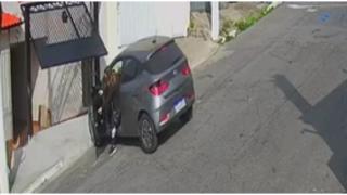 Минувачи направиха лоша услуга на жена в беда ВИДЕО