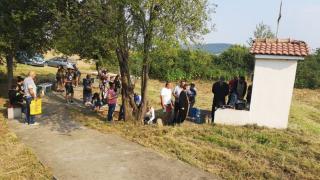Лековитото аязмо в Кесарево привлича вярващи от цяла България