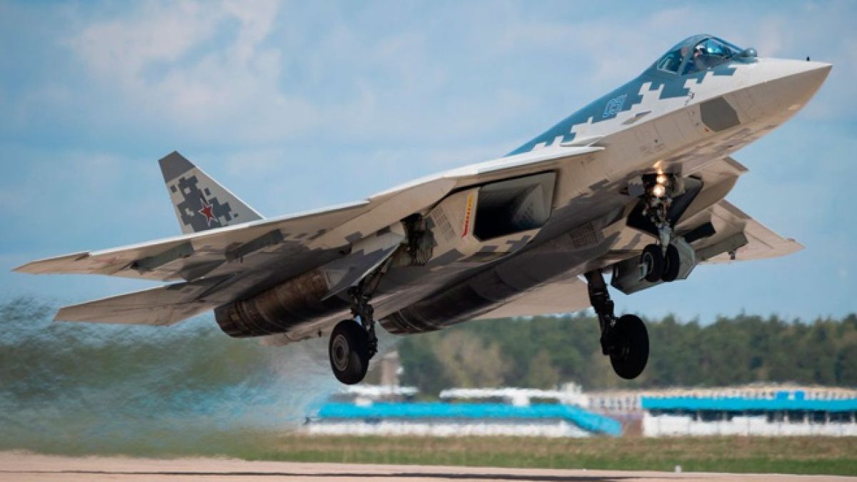 Петото поколение в действие: Вижте удивителния пилотаж на СУ-57 ВИДЕО