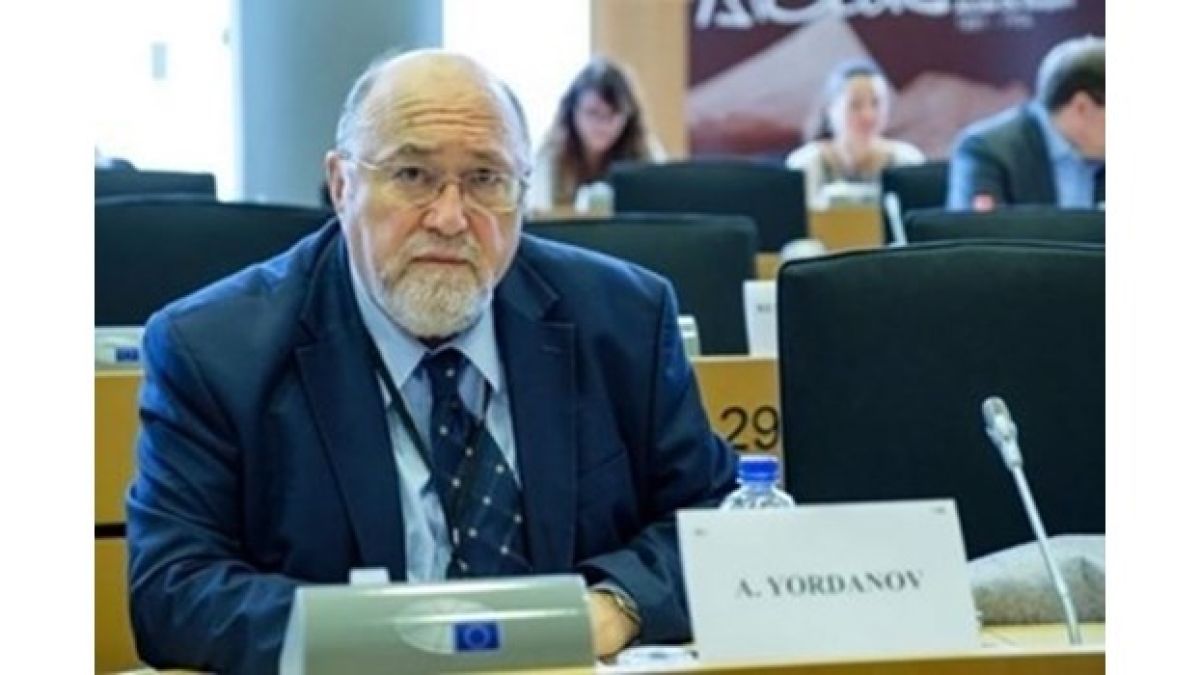 Ал. Йорданов: Шефът на Радев да си затваря устата, че НАТО ще го направи дармадан