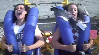 ВИДЕО запечата шокиращ инцидент с момиче във влакче на ужасите 