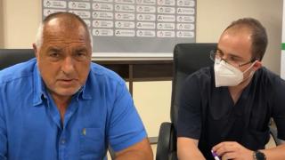 Борисов се ваксинира с "Модерна" и предупреди доктора: Ти си следващият изчегъртан! ВИДЕО