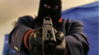 Екшън в София! Маскиран с пистолет нахлу в магазин и стана страшно