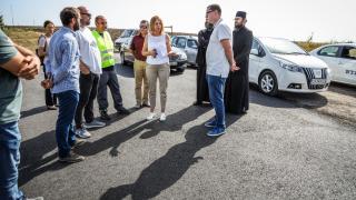 Фандъкова инспектира ремонт на пътя към най-красивия манастир в Софийско СНИМКИ