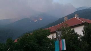 Oгненият ад в Твърдица тръгнал от ромската махала, има опасност от обгазяване ВИДЕО