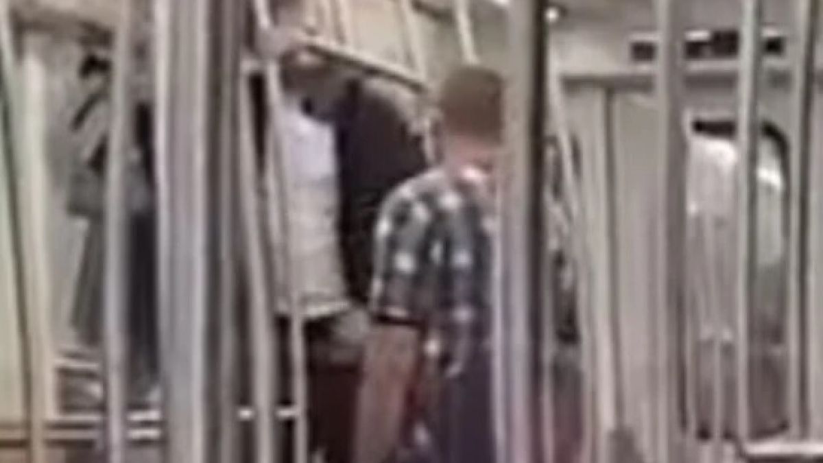 Мъж запали цигара в метрото, но бе брутално наказан ВИДЕО 18+