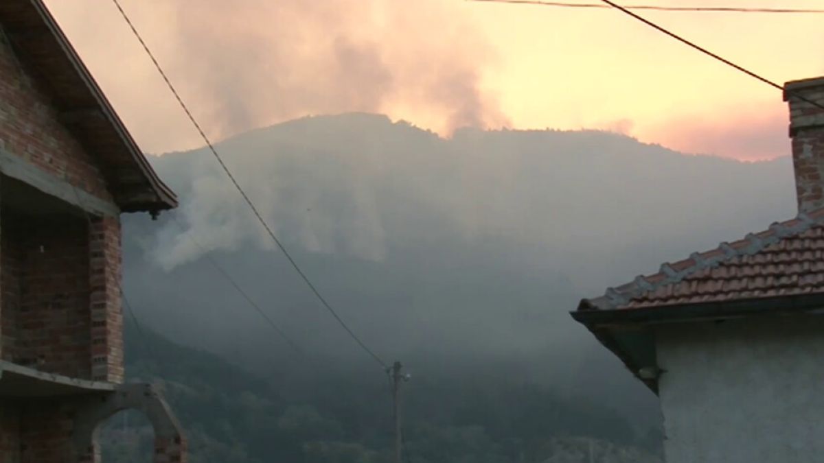 Огненият ужас край Твърдица се разраства ВИДЕО