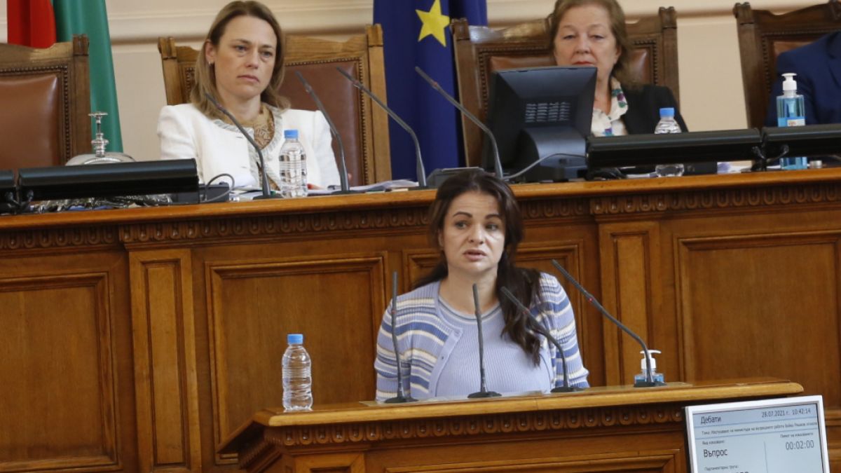 Женска свада в НС! Кирова към Дончева: Не сме имали досега такъв грозен водещ в парламента!