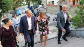 Ето къде се появи Радев със съпругата си и строго охраняван след извънредното обръщение към нацията СНИМКИ