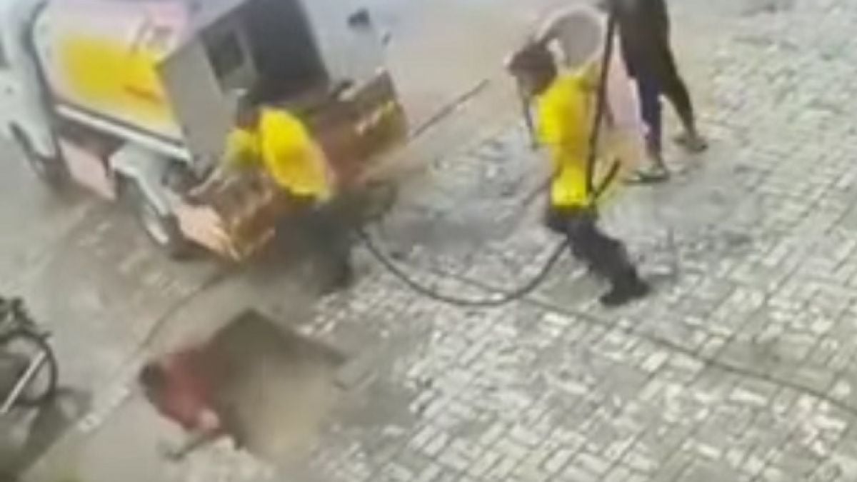 Кошмар: Улица се отвори под краката на хора и ги погълна ВИДЕО
