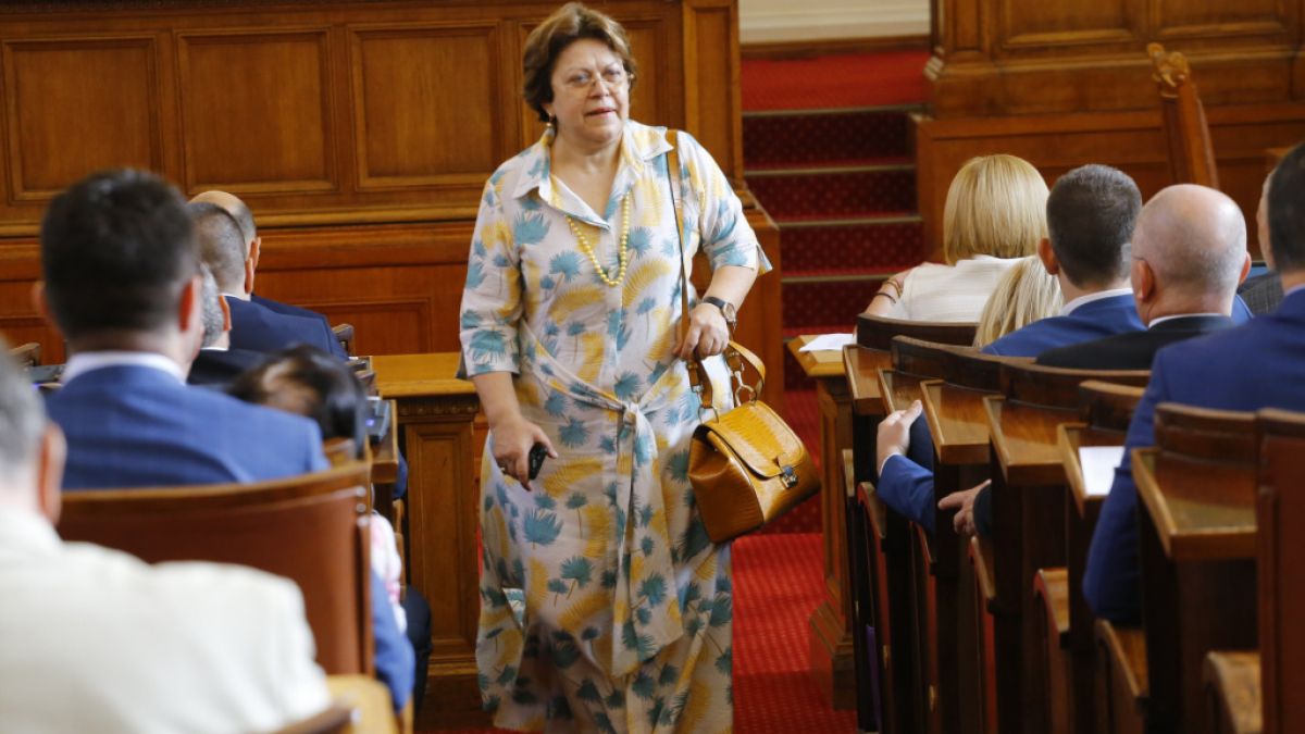 Дончева още фучи, заговори за чекмеджета с пари на Слави Трифонов