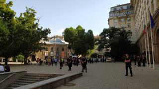 Първо в БЛИЦ! Ето какво се случва под прозорците на Радев, докато говори с ИТН! СНИМКИ