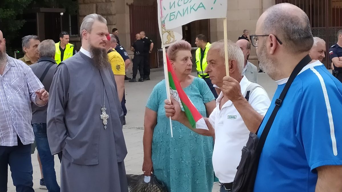 Метежниците на Радев на протест срещу хората на Слави СНИМКИ