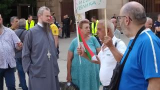 Метежниците на Радев на протест срещу хората на Слави СНИМКИ