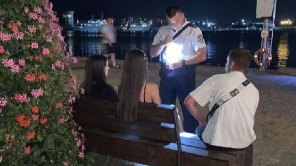 Посред нощ на крайбрежната във Варна спипаха деца, които...