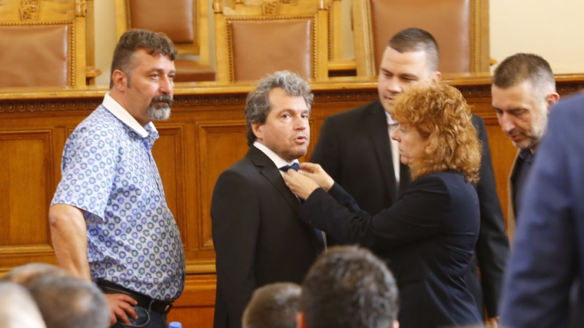 Спирова от ДБ: Наминавам само да попитам Тошко Йорданов кой ще носи отговорност, ако...