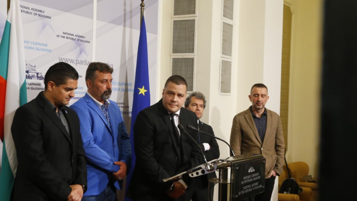 Раздор между хората на Слави и президента за вота!