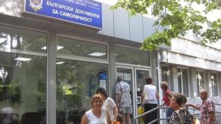 На 40 градуса жега - пълно безумие пред паспортните служби у нас ВИДЕО