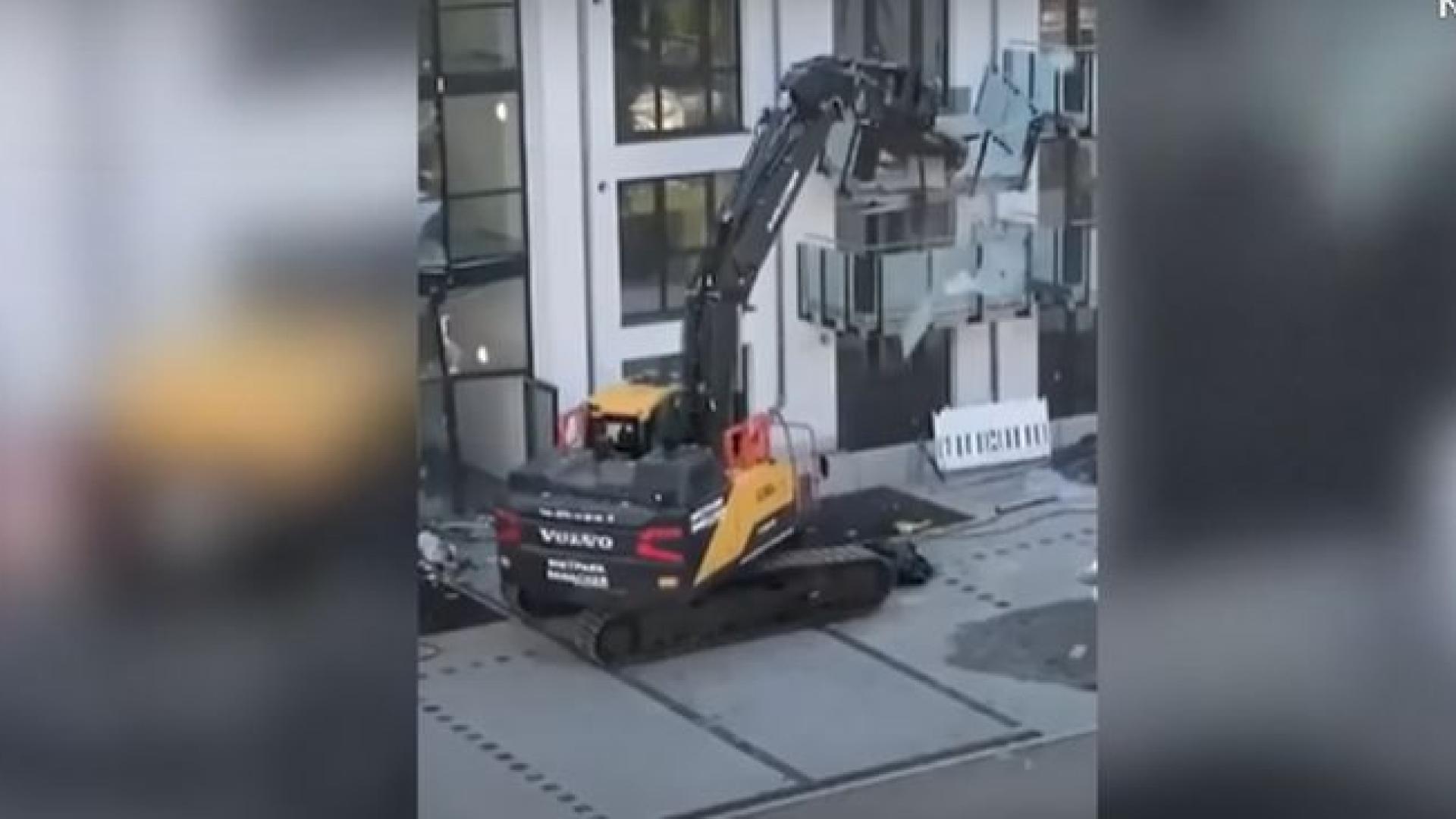 Излъгаха багерист с пари и той устрои „спектакъл на разрушението“ ЗРЕЛИЩНО ВИДЕО