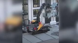 Излъгаха багерист с пари и той устрои „спектакъл на разрушението“ ЗРЕЛИЩНО ВИДЕО