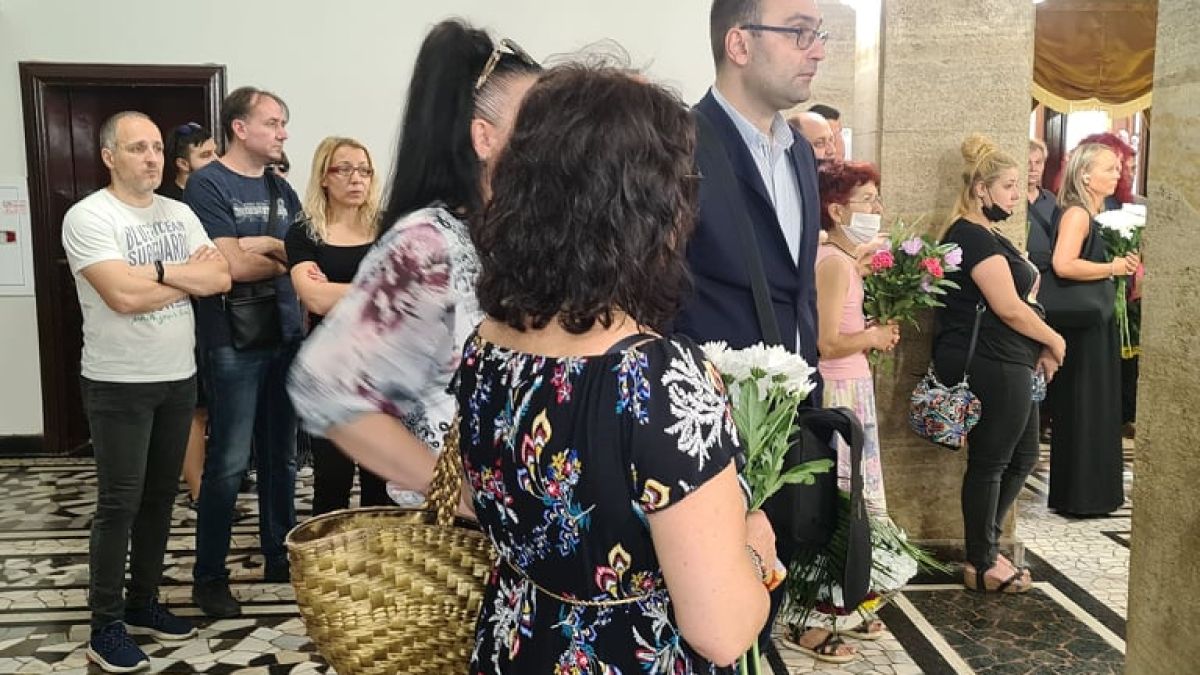 Близки и приятели изпратиха актьора Ники Станчев в небесния театър СНИМКИ 