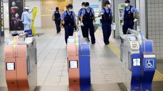 Кърваво нападение в метрото в Токио ВИДЕО