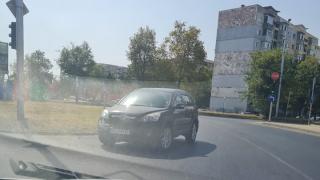 Шофьорка с джип обърка платната и стресна пловдивчани СНИМКИ