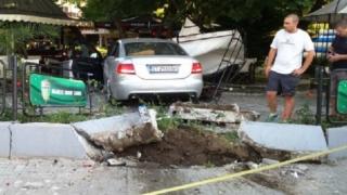 Сватбари пищят ужасени във врачанско село, кола се вряза в масите и...