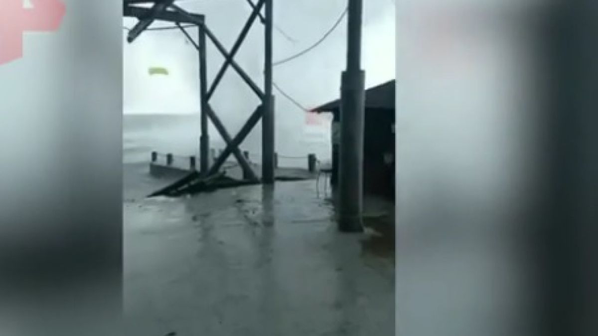 Вижте как мощен смерч разруши плаж ВИДЕО