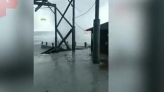 Вижте как мощен смерч разруши плаж ВИДЕО