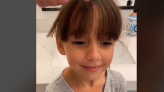 Шаш: Жена подстрига бретон на дете за секунди и подлуди мрежата  ВИДЕО