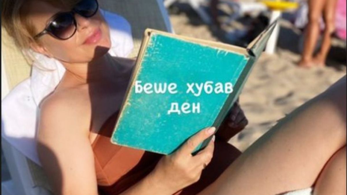 Мира Добрева шашна с голи бедра в изрязан бански на 48 г. СНИМКИ