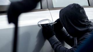 Възмездие: Крадец на коли почина след удар по задника