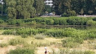 Полугола пловдивчанка ококори рибарите край Марица СНИМКИ 